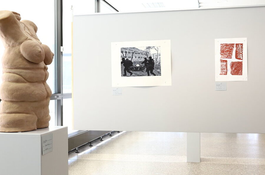 Blick in die Ausstellung Wort-Fläche-Raum & Resonanzraum in der Studiengalerie