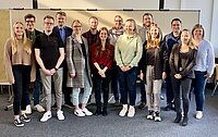 Das Team des Instituts für Ökonomische Bildung in einem Gruppenbild mit allen Teilnehmenden der ersten Institutsversammlung.