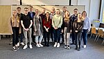 Das Team des Instituts für Ökonomische Bildung in einem Gruppenbild mit allen Teilnehmenden der ersten Institutsversammlung.