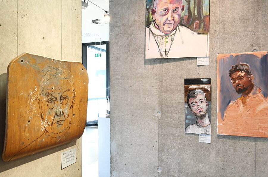 Blick in die Ausstellung in der Studiengalerie mit Werken der Studierenden