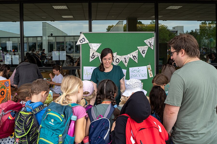 Schüler*innen bei einem der Angebote des Markts der Möglichkeiten im Rahmen des Lernfestivals der PH Ludwigsburg