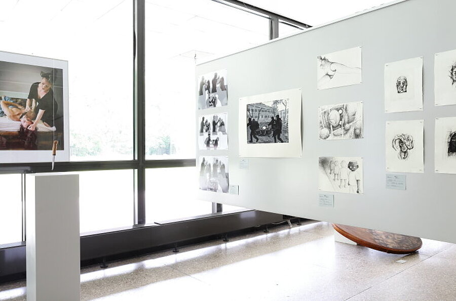 Blick in die Ausstellung in der Studiengalerie mit Werken der Studierenden