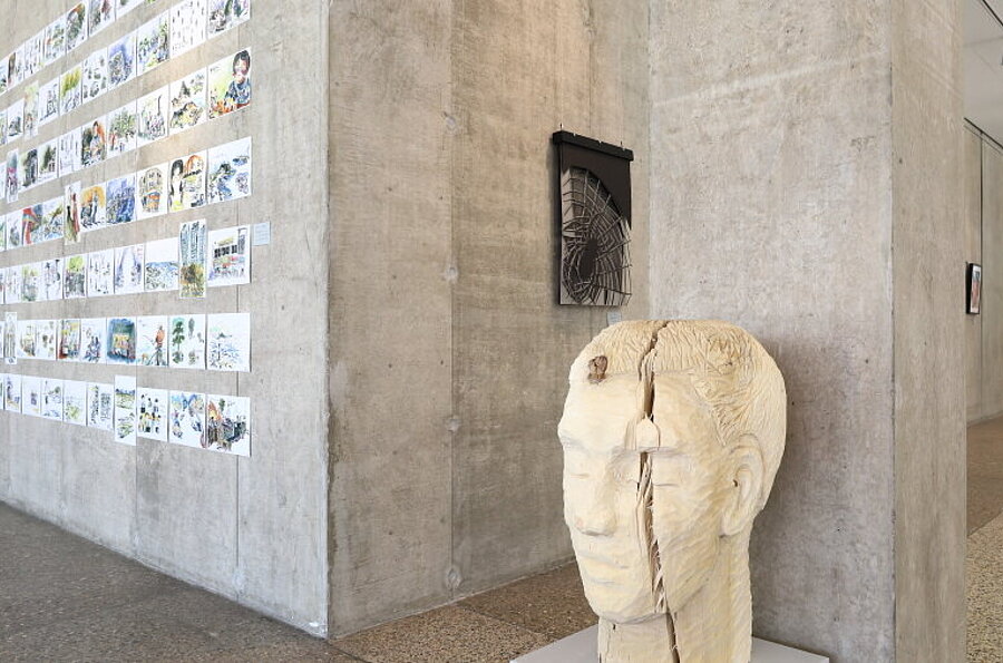 Blick in die Ausstellung in der Studiengalerie mit Werken der Studierenden