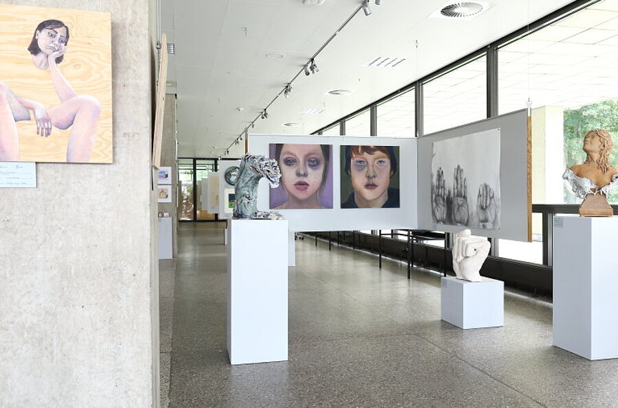 Blick in die Ausstellung in der Studiengalerie mit Werken der Studierenden