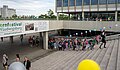 Kinder gehen die Stufen der mit Luftballons geschmückten Außentreppe der PH Ludwigsburg hoch.