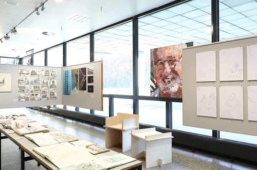 Blick in die Ausstellung in der Studiengalerie mit Werken der Studierenden