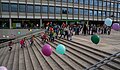 Kinder gehen die Stufen der mit Luftballons geschmückten Außentreppe der PH Ludwigsburg hoch.