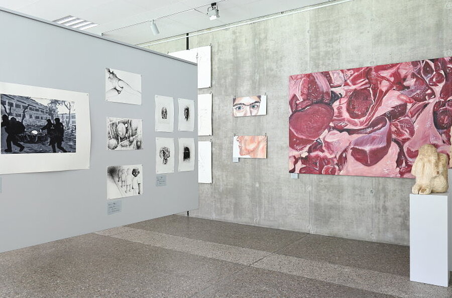 Blick in die Ausstellung in der Studiengalerie mit Werken der Studierenden