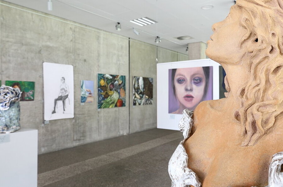 Blick in die Ausstellung in der Studiengalerie mit Werken der Studierenden