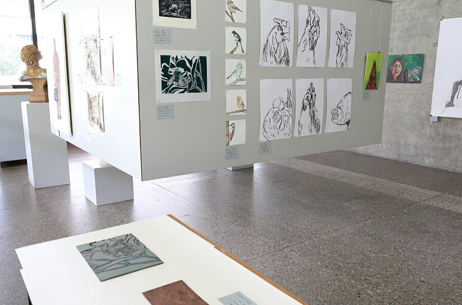 Blick in die Ausstellung in der Studiengalerie mit Werken der Studierenden