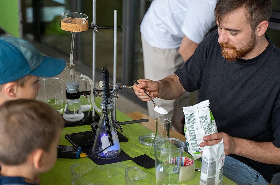 Schüler gucken sich ein Experiment mit Zucker im Rahmen des Markts der Möglichkeiten auf dem Lernfestival der PH Ludwigsburg an.