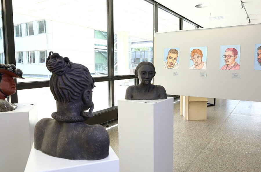 Blick in die Ausstellung in der Studiengalerie mit Werken der Studierenden