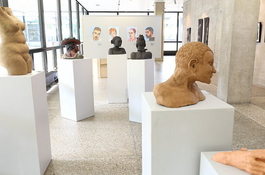 Blick in die Ausstellung in der Studiengalerie mit Werken der Studierenden