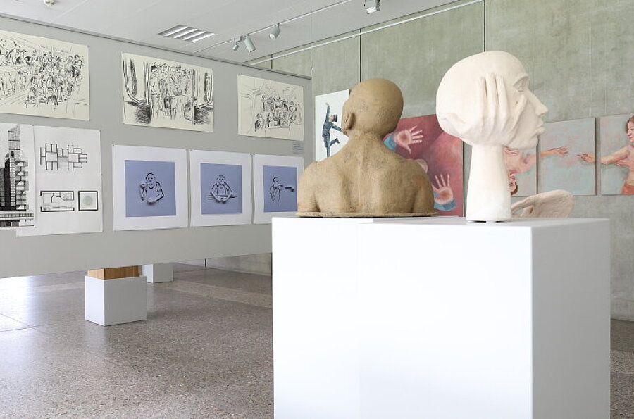 Blick in die Ausstellung in der Studiengalerie mit Werken der Studierenden