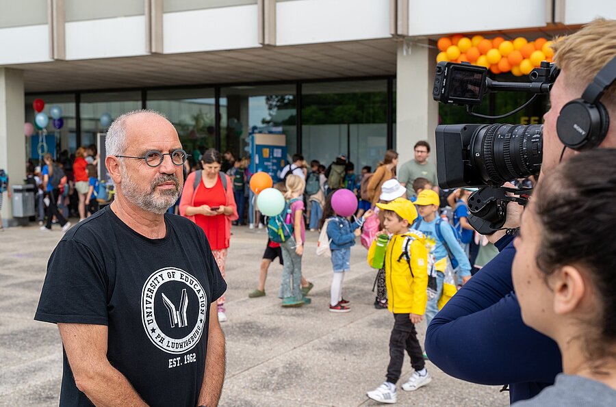 Der Kanzler der PH Ludwigsburg bei einem Fernsehinterview im Rahmen des Lernfestivals der PH Ludwigsburg