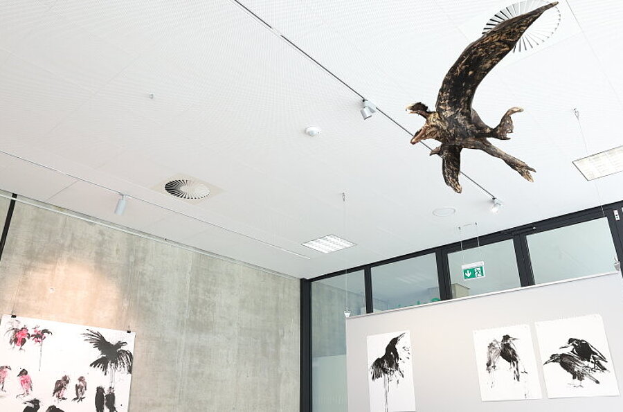 Blick in die Ausstellung in der Studiengalerie mit Holzskulpturen und Zeichnungen von Thomas Putze