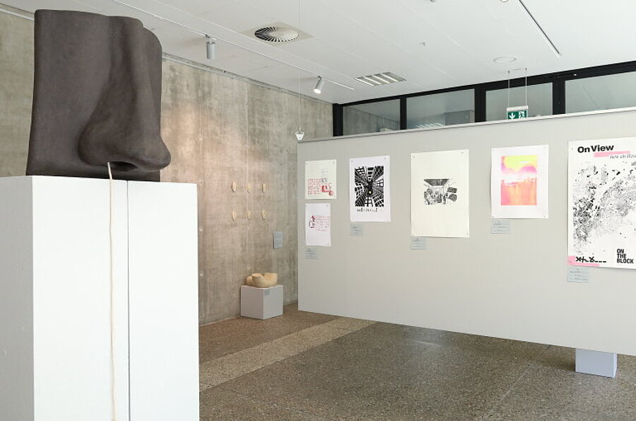 Blick in die Ausstellung Wort-Fläche-Raum & Resonanzraum in der Studiengalerie