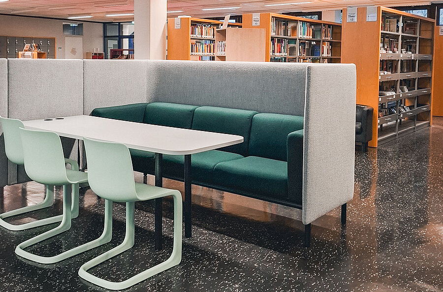 Blick in die Bibliothek mit den studentischen Gruppenarbeitsplätzen