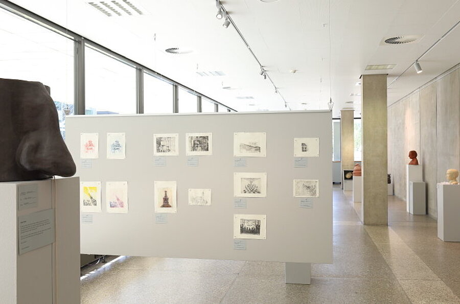 Blick in die Ausstellung Wort-Fläche-Raum & Resonanzraum in der Studiengalerie