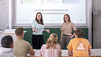 Zwei Personen informieren im Rahmen einer Infoveranstaltung zu den Aufgaben von Studienbotschafter*innen