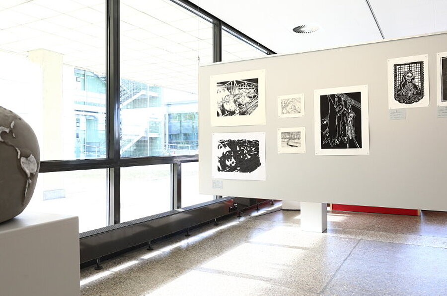 Blick in die Ausstellung Wort-Fläche-Raum & Resonanzraum in der Studiengalerie