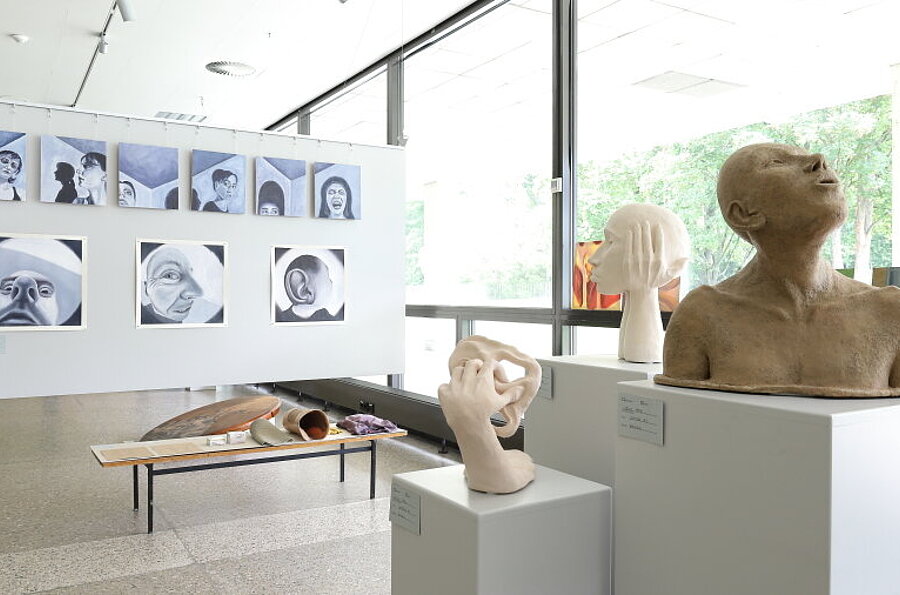 Blick in die Ausstellung in der Studiengalerie mit Werken der Studierenden