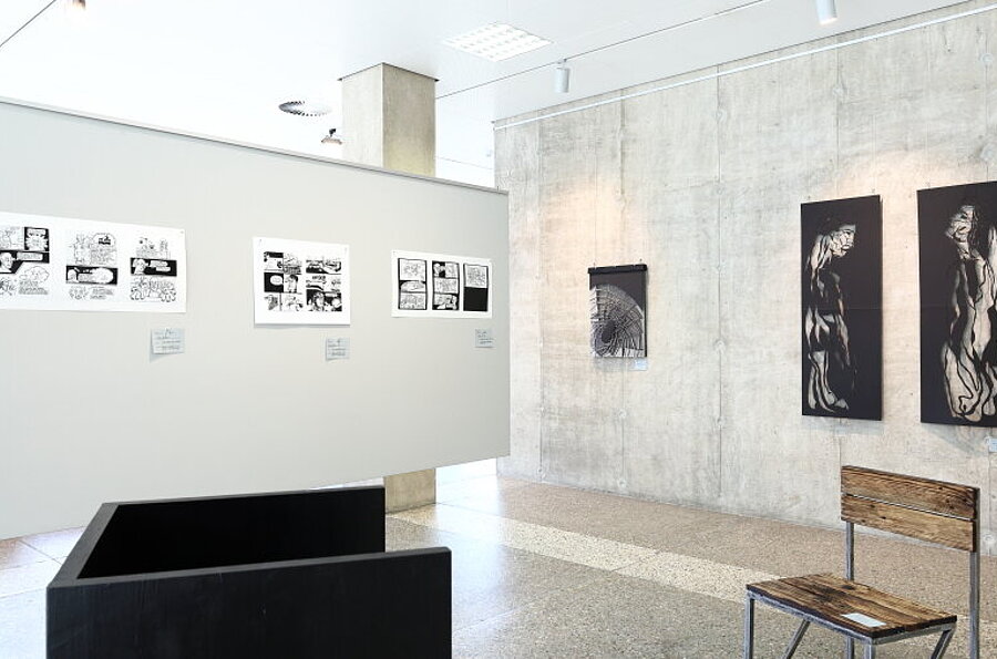 Blick in die Ausstellung in der Studiengalerie mit Werken der Studierenden