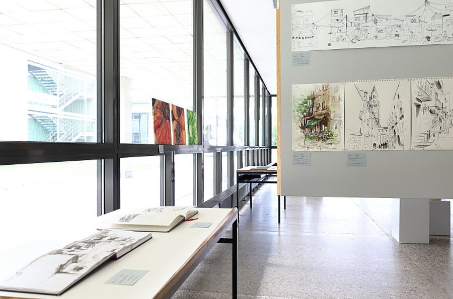 Blick in die Ausstellung in der Studiengalerie mit Werken der Studierenden