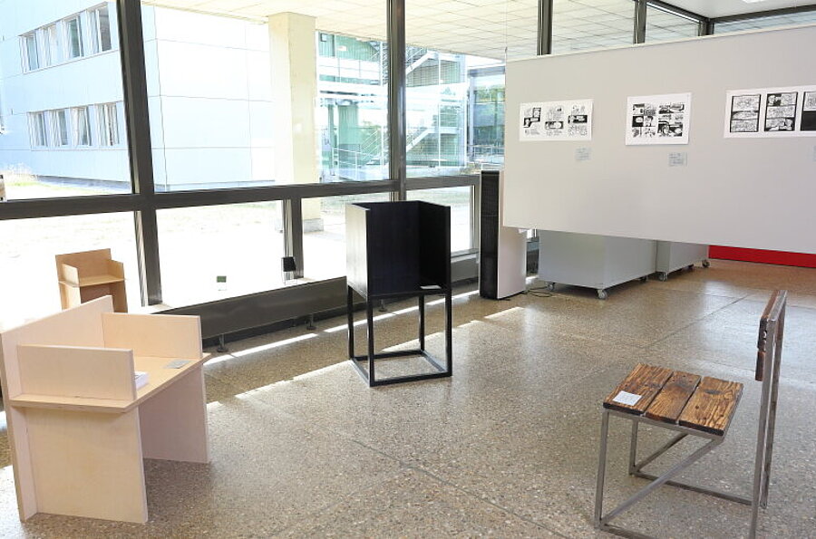 Blick in die Ausstellung in der Studiengalerie mit Werken der Studierenden